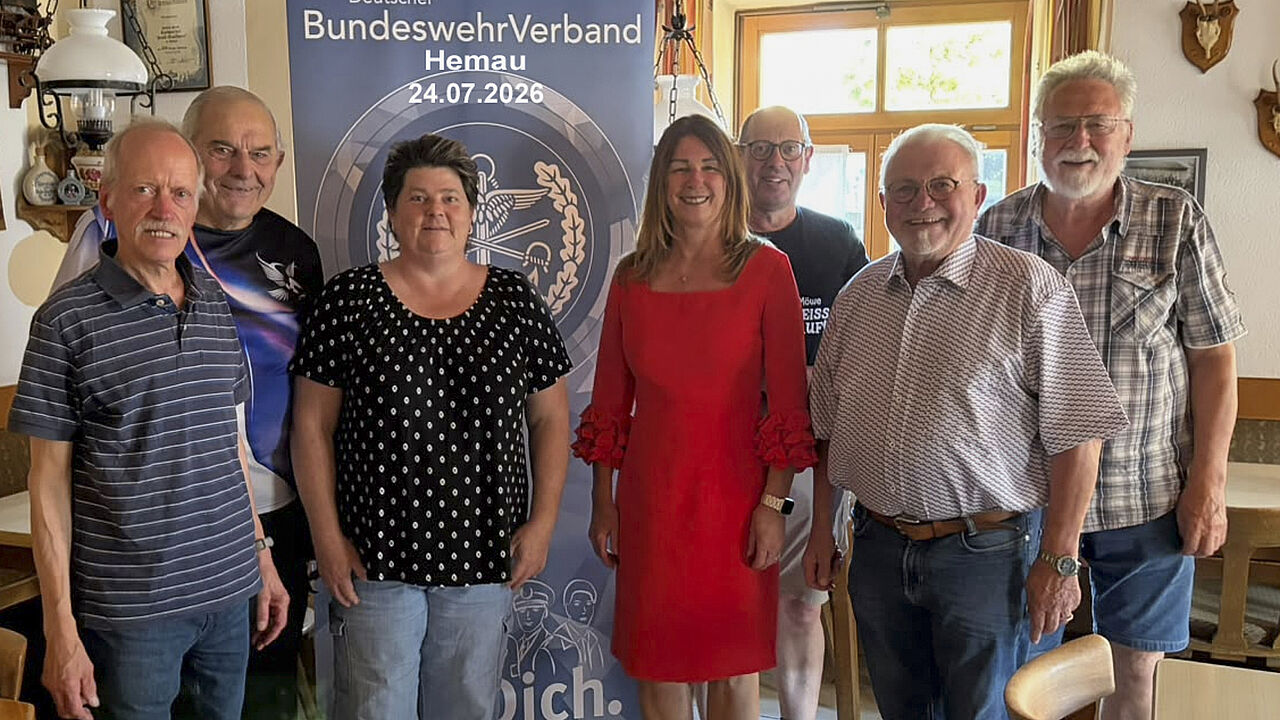 Die neue Erste Bürgermeisterin Petra Lutz (M.) informierte sich bei der Vorstandssitzung der KERH Hemau über die Arbeit der Kameradschaft und suchte den Austausch mit den ehemaligen Soldaten der einstigen Garnisonsstadt. Foto: Michael Mathes