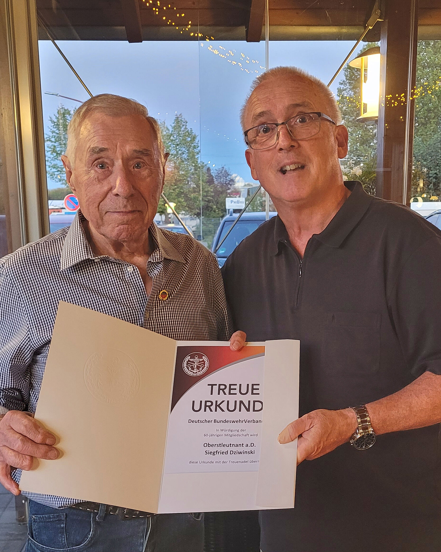 Doppelte Freude für Oberstleutnant a.D. Siegfried Dziwinski: Neben Glückwünschen zum 89. Geburtstag erhielt er die Auszeichnung für 60 Jahre Mitgliedschaft im DBwV. Foto: Ralph Bender
