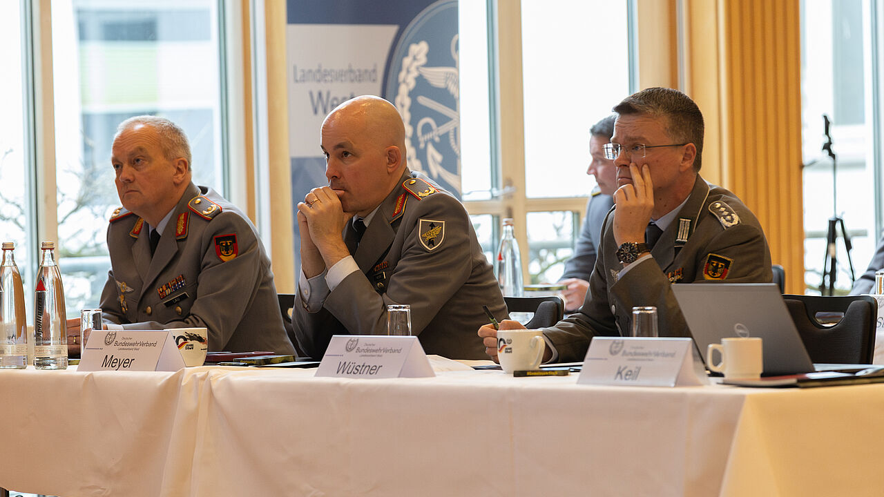 Kommandeure und Dienststellenleiterinnen und -Leiter des LV West trafen sich zur Tagung. Der Bundesvorsitzende Oberst André Wüstner (rechts) war zu einem Impulsvortrag eingeladen. Foto: DBwV
