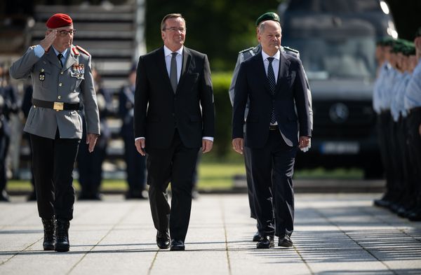 Auf dem Paradeplatz im Bendlerblock: Bundeskanzler Olaf Scholz, Verteidigungsminister Boris Pistorius und Generalinspekteur Carsten Breuer (v.r.n.l.) schreiten die Front ab. Foto: picture alliance/REUTERS/Liesa Johannssen 