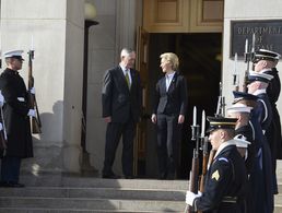 Verteidigungsministerin Ursula von der Leyen mit ihrem neuen Amtskollegen James Mattis. Die Gespräche verliefen offenbar freundschaftlich Foto: dpa