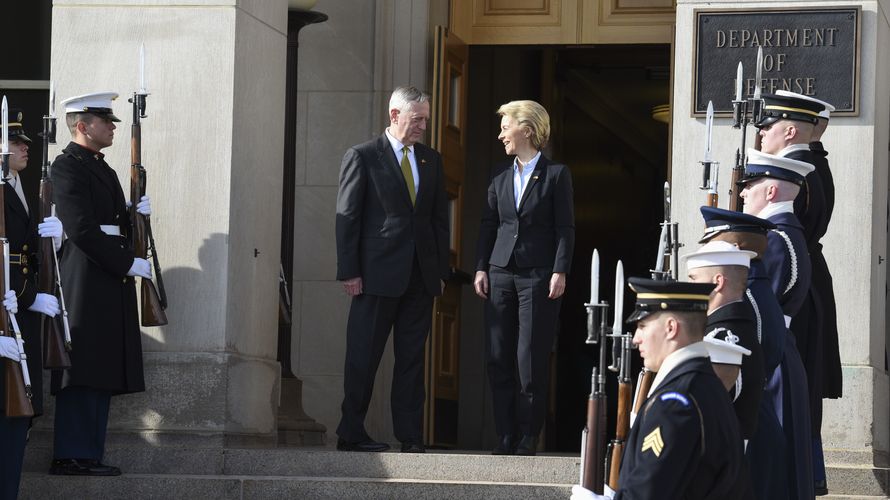 Verteidigungsministerin Ursula von der Leyen mit ihrem neuen Amtskollegen James Mattis. Die Gespräche verliefen offenbar freundschaftlich Foto: dpa
