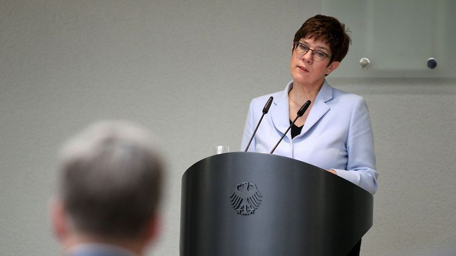 Verteidigungsministerin Annegret Kramp-Karrenbauer wird heute (1. Juli) noch eine Bundespressekonferenz zum Umgang mit dem KSK geben. Foto: Bundeswehr/Sebastian Wilke