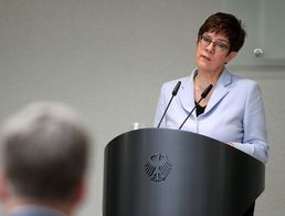 Verteidigungsministerin Annegret Kramp-Karrenbauer wird heute (1. Juli) noch eine Bundespressekonferenz zum Umgang mit dem KSK geben. Foto: Bundeswehr/Sebastian Wilke