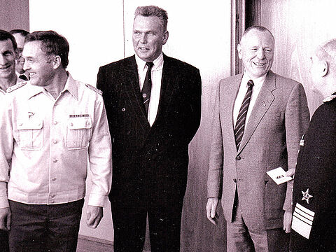 Am 23. Februar 1990 empfing DDR-Verteidigungsminister Admiral Hoffmann (r.) die Spitzen des VBS und DBwV Oberst Kirchhübel (v.l.), Oberstleutnant Nickel (VBS), Martin Michels, Oberst Wenzel (DBwV). Foto: DBwV/Archiv