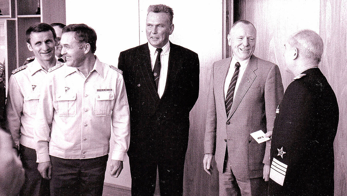 Am 23. Februar 1990 empfing DDR-Verteidigungsminister Admiral Hoffmann (r.) die Spitzen des VBS und DBwV Oberst Kirchhübel (v.l.), Oberstleutnant Nickel (VBS), Martin Michels, Oberst Wenzel (DBwV). Foto: DBwV/Archiv