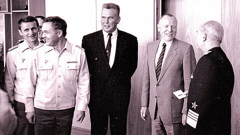 Am 23. Februar 1990 empfing DDR-Verteidigungsminister Admiral Hoffmann (r.) die Spitzen des VBS und DBwV Oberst Kirchhübel (v.l.), Oberstleutnant Nickel (VBS), Martin Michels, Oberst Wenzel (DBwV). Foto: DBwV/Archiv