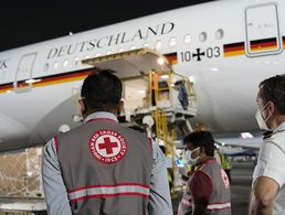 Am Samstagabend erreichte eine Maschine der Luftwaffe die Hauptstadt Neu Delhi mit 120 Beatmungsgeräten. Die Geräte wurde an das Rote Kreuz übergeben. Foto: Twitter/Verteidigungsministerium