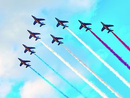 Die Tricolore im Himmel über Paris: Deutschlands enger Verbündeter ist traditionell Frankreich. Aber: Die politischen Verhältnisse beim Nachbarn im Westen haben sich verschoben.