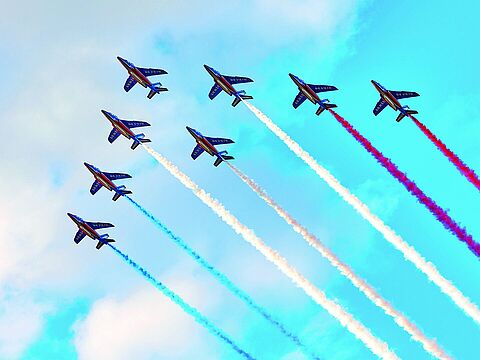 Die Tricolore im Himmel über Paris: Deutschlands enger Verbündeter ist traditionell Frankreich. Aber: Die politischen Verhältnisse beim Nachbarn im Westen haben sich verschoben.