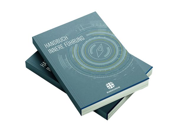Neu erstellt und aufgelegt nach 66 Jahren: Das neue Handbuch „Innere Führung”. Foto: Bundeswehr