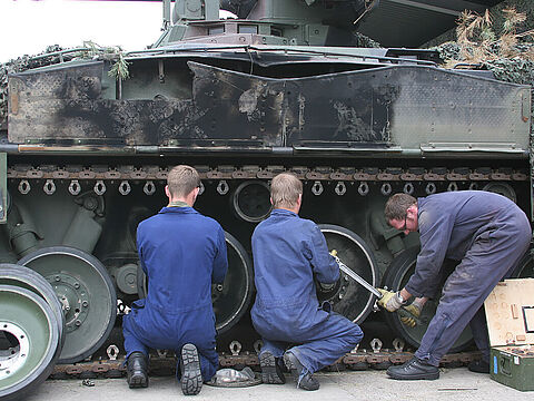Es wird anstrengend: Obwohl einiges zur Attraktivitätssteigerung für das Zivilpersonal in der Bundeswehr getan wurde, stehen neue, größere Herausforderungen an. Foto: DBwV/Bombeke 
