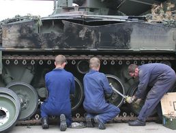 Es wird anstrengend: Obwohl einiges zur Attraktivitätssteigerung für das Zivilpersonal in der Bundeswehr getan wurde, stehen neue, größere Herausforderungen an. Foto: DBwV/Bombeke 