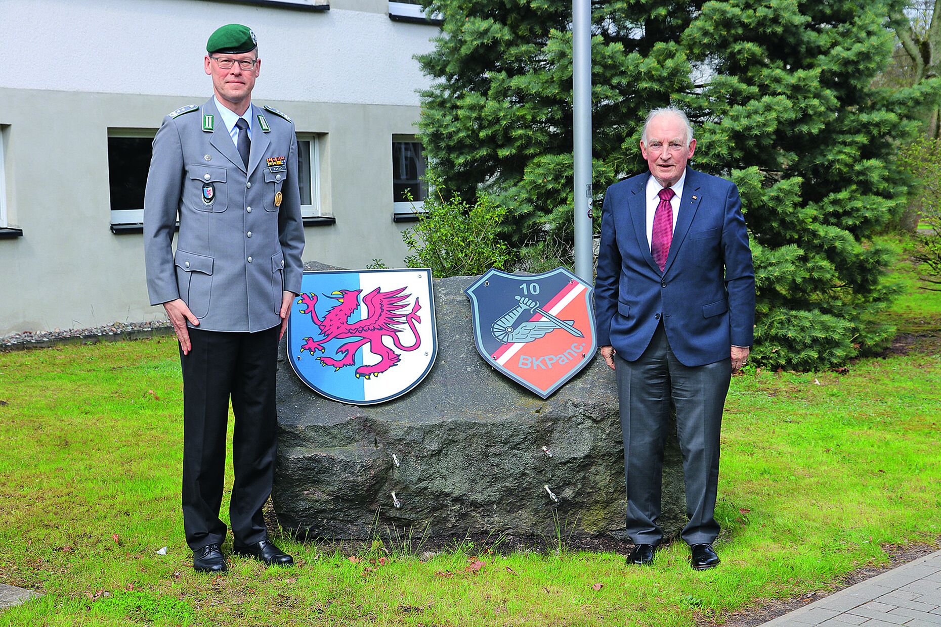 General von Kirchbach mit Oberst Nawrat (l.) vor dem Stabsgebäude der Panzergrenadierbrigade 41 „Vorpommern“ in Neubrandenburg. Foto: Bundeswehr/Schmidt