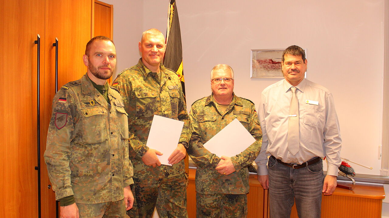 Stabsfeldwebel Nico Grass (TruKa-Vorsitzender, von links) mit den Jubilaren Stabsfeldwebel Michael Lüth und Brigadegeneral Ulrich Ott sowie dem Bezirksvorsitzenden Stabsfeldwebel a. D. Dirk Siebert. Foto: DBwV