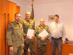 Stabsfeldwebel Nico Grass (TruKa-Vorsitzender, von links) mit den Jubilaren Stabsfeldwebel Michael Lüth und Brigadegeneral Ulrich Ott sowie dem Bezirksvorsitzenden Stabsfeldwebel a. D. Dirk Siebert. Foto: DBwV