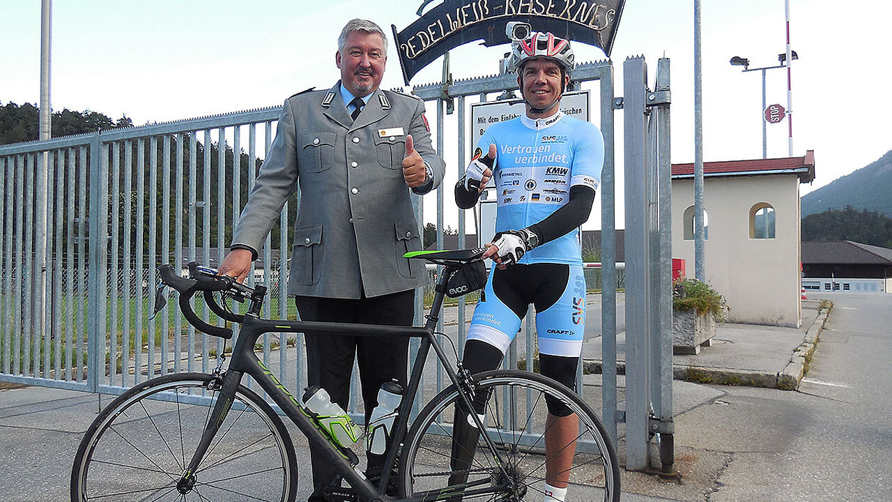 Oberstleutnant Thomas Behr mit Veteran Tino Käßner (r.)