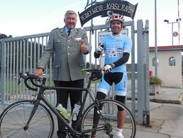 Oberstleutnant Thomas Behr mit Veteran Tino Käßner (r.)