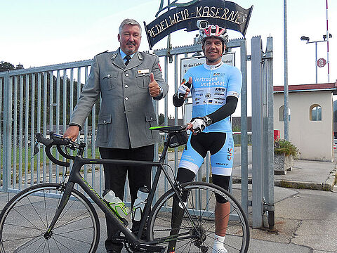 Oberstleutnant Thomas Behr mit Veteran Tino Käßner (r.)