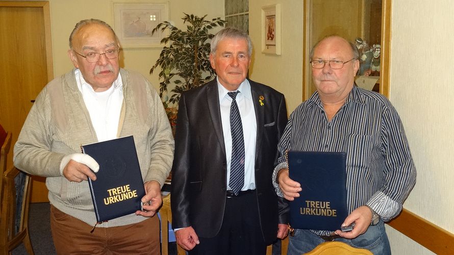 Oberstabsfeldwebel a.D. Kurt Krummenauer informierte zur Hauptversammlung und ehrte Stabsfeldwebel a.D. Volker Schützmann (l.) und Obermaat d.R. Joachim Richter (r.) Foto: sKERH Kusel