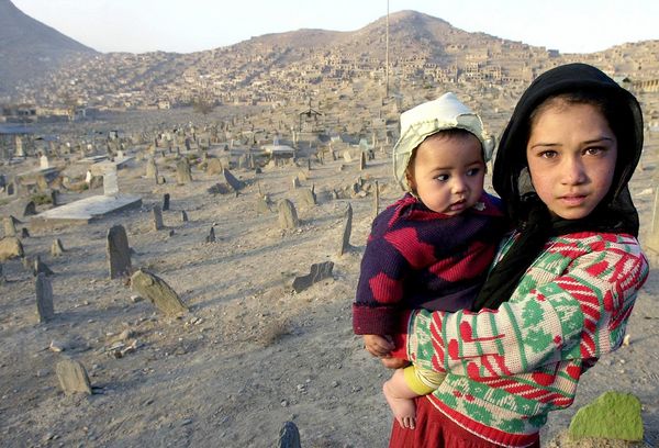 Eine junge Mutter mit ihrem Baby in Afghanistan. Für sie waren die vergangenen 20 Jahre Zeiten der Hoffnung. Jetzt beginnt die Zeit der Angst vor den Taliban. Foto: Picture Alliance