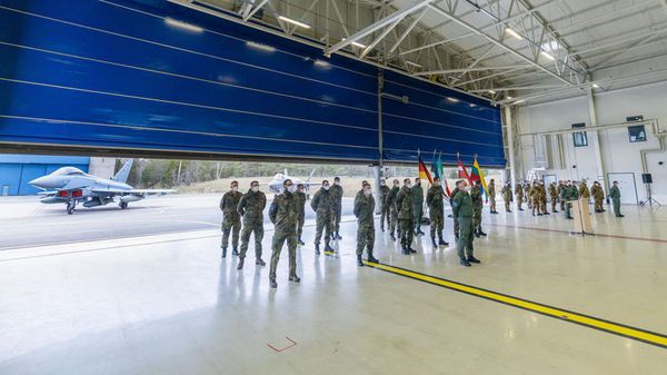 Abordnungen der deutschen und italienischen Luftwaffe sind bei der Handover-Takeover-Zeremonie vor Eurofighter und F-35 angetreten. Foto: Estonian Defence Forces/Jarkko Martin Pukki