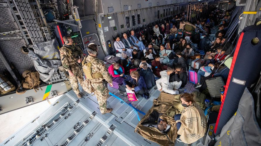 Unter teils chaotischen Bedingungen flog die Bundeswehr im August 2021 zahlreiche Menschen aus Afghanistan aus. Foto: Bundeswehr