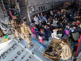 Sie sind gerettet: Ein weiterer Flug der Bundeswehr brachte 135 Menschen von Kabul nach Taschkent in Usbekistan. Foto: Bundeswehr