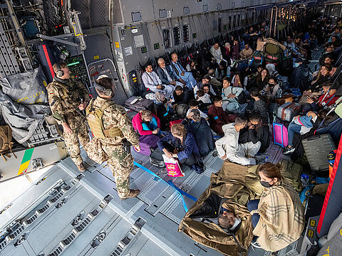 Unter teils chaotischen Bedingungen flog die Bundeswehr im August 2021 zahlreiche Menschen aus Afghanistan aus. Foto: Bundeswehr