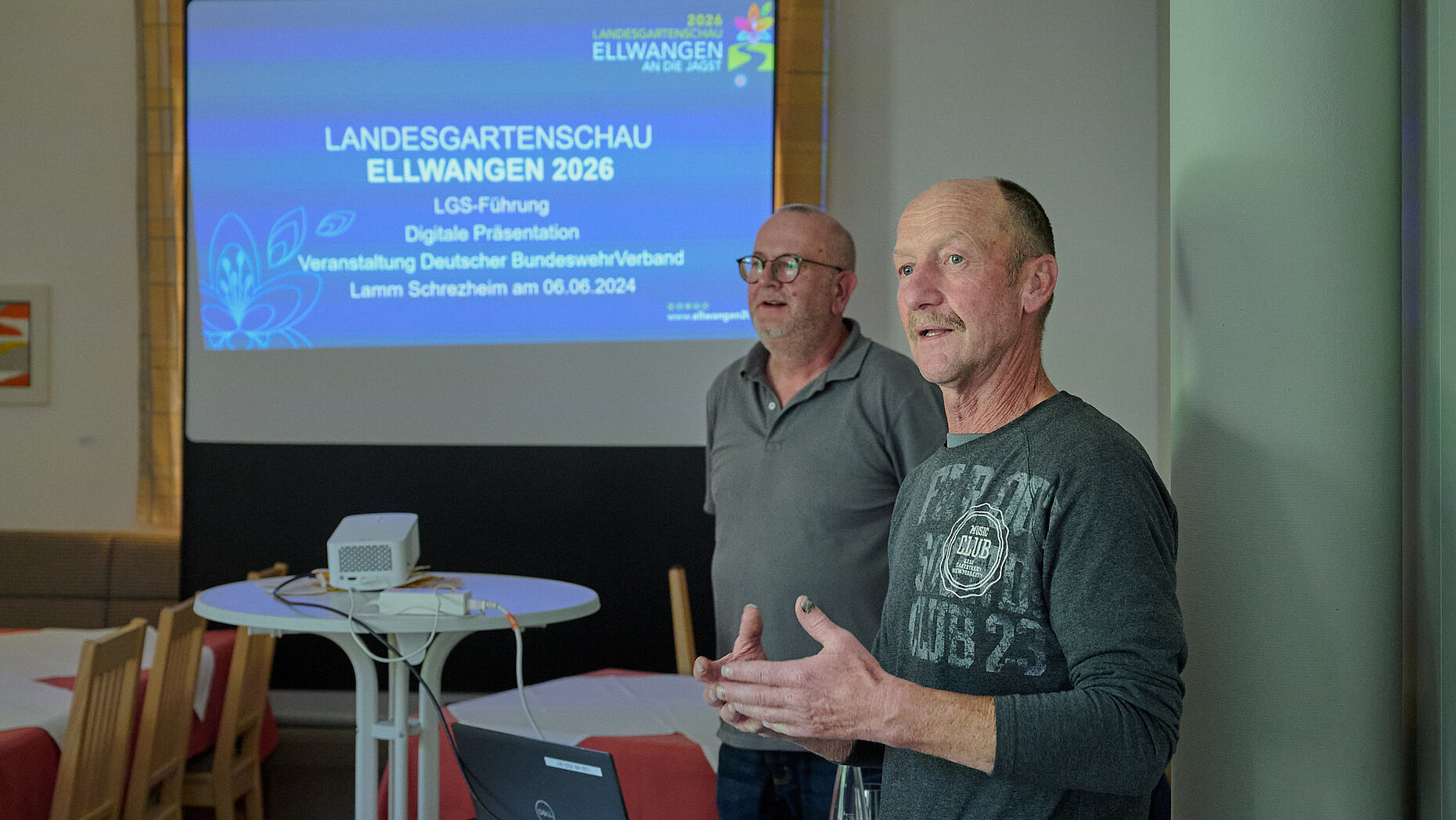 Statt einem Rundgang luden KERH-Vorsitzender Stabsfeldwebel a.D. Bernd Uiffinger (von rechts) und Fritz Widmann von der Landesgartenschau Ellwangen 2026 GmbH unwetterbedingt zum Vortrag über die Landesgartenschau ein. Foto: DBwV/Ingo Kaminsky