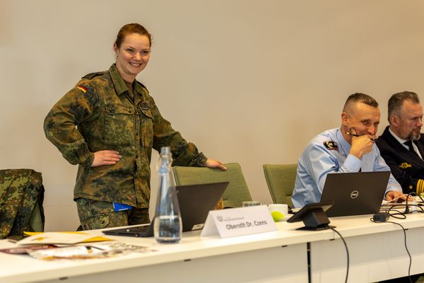 Oberstleutnant Dr. Franziska Czens ist im Verteidigungsministerium für die Planung und Durchführung des Nationalen Veteranentages. Rechts im Bild Oberstleutnant i.G. Marcel Bohnert, stellvertretender Bundesvorsitzender und Fregattenkapitän Marco Thiele, Vorsitzender Marine. Foto: DBwV/Sarina Flachsmeier