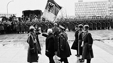 Übergabe der ersten Truppenfahne der Bundeswehr am 7. Januar 1965 durch den Bundespräsidenten Lübke. Erster Fahnenträger war der Feldwebel der dritten Kompanie des Wachbataillons, Alfred Kreuser. Foto: Sammlung Frhr Friedrich Karl v. Wrangel