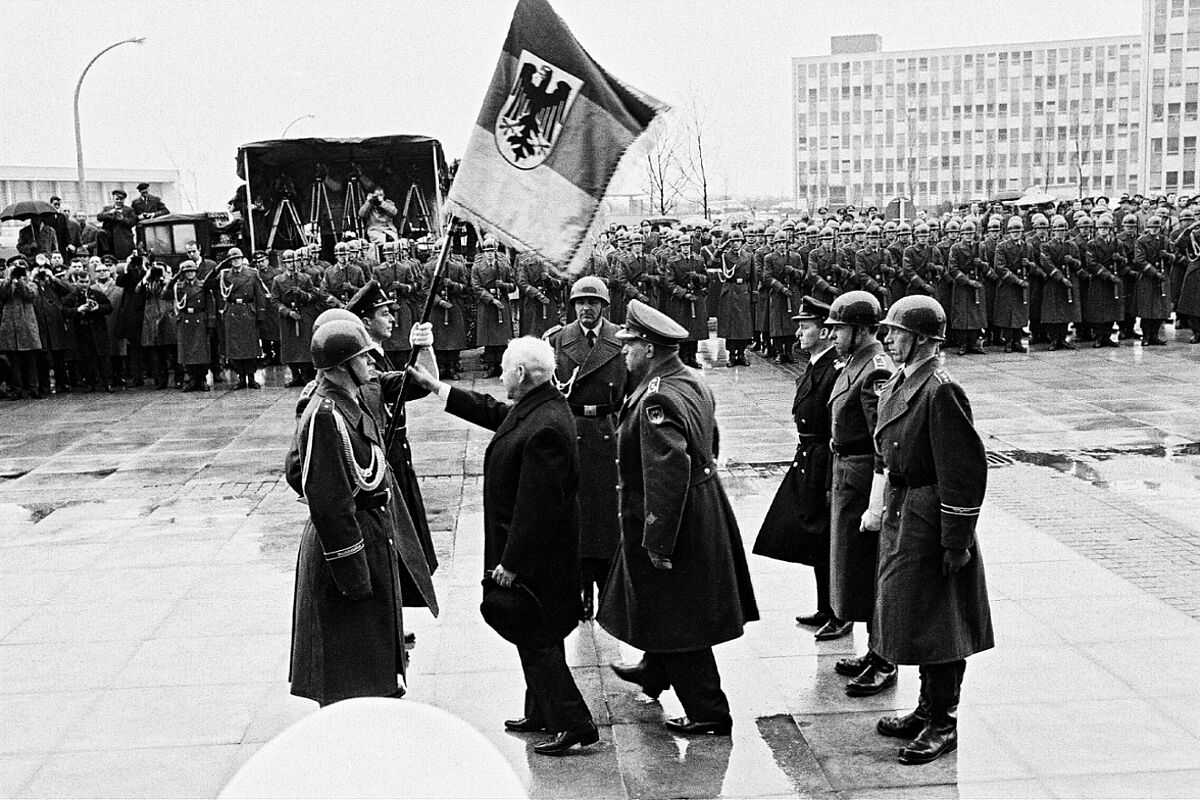 Übergabe der ersten Truppenfahne der Bundeswehr am 7. Januar 1965 durch den Bundespräsidenten Lübke. Erster Fahnenträger war der Feldwebel der dritten Kompanie des Wachbataillons, Alfred Kreuser. Foto: Sammlung Frhr Friedrich Karl v. Wrangel