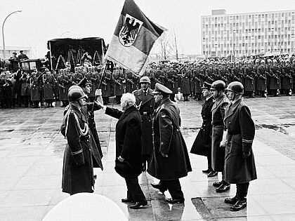 Übergabe der ersten Truppenfahne der Bundeswehr am 7. Januar 1965 durch den Bundespräsidenten Lübke. Erster Fahnenträger war der Feldwebel der dritten Kompanie des Wachbataillons, Alfred Kreuser. Foto: Sammlung Frhr Friedrich Karl v. Wrangel
