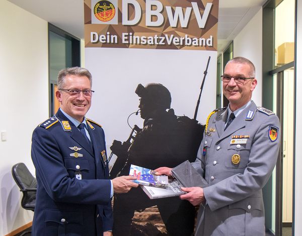 Stefan Weyer, Beauftragter für Ansprechpartner im Einsatz, und der Stellvertreter des Bundesvorsitzenden, Hauptmann Andreas Steinmetz (l.), in der Bundesgeschäftsstelle des DBwV in Berlin. Foto: DBwV/Hepner