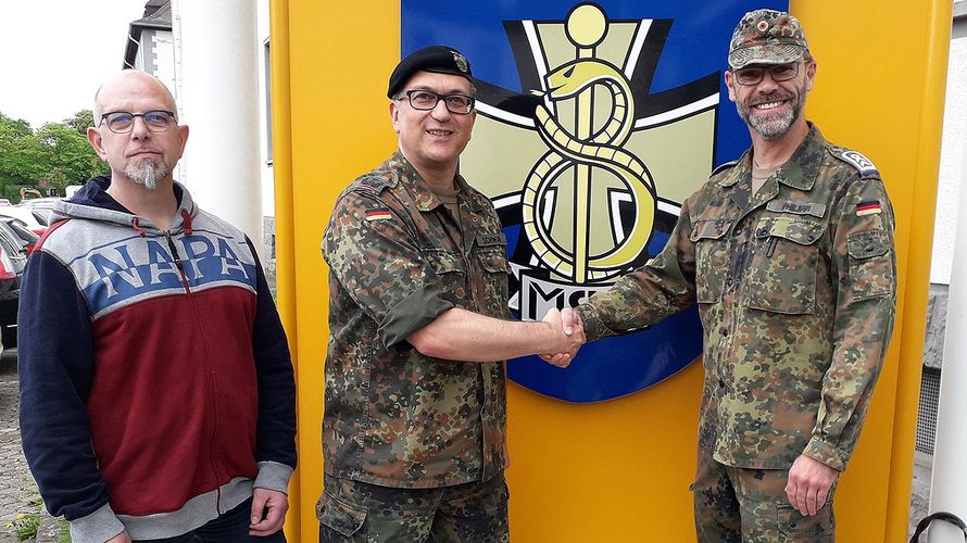 Oberstleutnant Michael Schwab nutzte die Gelegenheit, um im Rahmen der vergangenen StoKa-Sitzung das Jubiläum eines Kameraden zu würdigen: Standortbeauftragter Oberstabsfeldwebel a.D. Udo Zenz (v. l.), Oberstleutnant Michael Schwab und Jubilar Stabsfeldwebel Torsten Philippi. Foto: G. Arleth