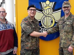 Oberstleutnant Michael Schwab nutzte die Gelegenheit, um im Rahmen der vergangenen StoKa-Sitzung das Jubiläum eines Kameraden zu würdigen: Standortbeauftragter Oberstabsfeldwebel a.D. Udo Zenz (v. l.), Oberstleutnant Michael Schwab und Jubilar Stabsfeldwebel Torsten Philippi. Foto: G. Arleth