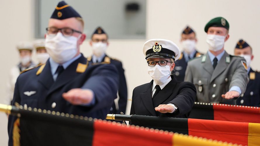 Mit Mund-Nase-Bedeckung: 15 Soldaten legten ihr Gelöbnis im Stauffenberg-Saal im BMVg ab. Wegen der Corona-Pandemie entfiel ein großer Festakt. Foto: Bundeswehr/Sebastian Wilke 