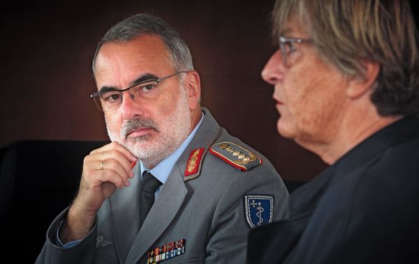 Generaloberstabsarzt a.D., Dr. med. Ulrich Baumgärtner, ist Vorstandsvorsitzender der Deutschen Härtefallstiftung. In seiner letzten Verwendung war er Inspekteur des Sanitätsdienstes der Bundeswehr. Birgitt Heidinger war ab 2010 erste Beauftragte für die Angelegenheiten der Hinterbliebenen im Verteidigungsministerium. Foto: Härtefallstiftung