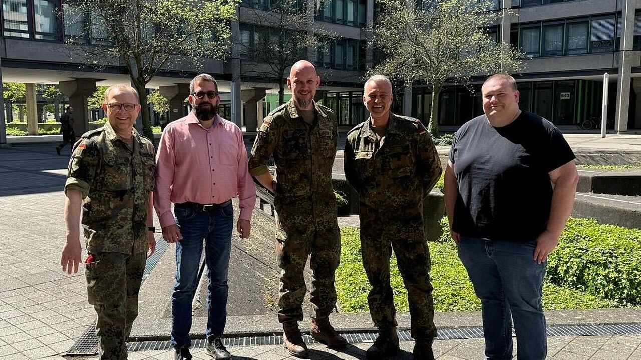 Auf dem Foto Stabsfeldwebel Frank  Holzhäuser (von links), Regierungsoberamtsrat Andres Höver, Stabsfeldwebel Tim Breuer, Stabsfeldwebel Daniel Pilip, Arbeitnehmergruppe als 2. Stellvertreter Jens Gutting. Foto: Privat