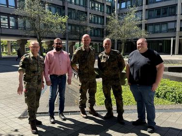 Auf dem Foto Stabsfeldwebel Frank  Holzhäuser (von links), Regierungsoberamtsrat Andres Höver, Stabsfeldwebel Tim Breuer, Stabsfeldwebel Daniel Pilip, Arbeitnehmergruppe als 2. Stellvertreter Jens Gutting. Foto: Privat