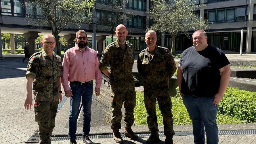 Auf dem Foto Stabsfeldwebel Frank  Holzhäuser (von links), Regierungsoberamtsrat Andres Höver, Stabsfeldwebel Tim Breuer, Stabsfeldwebel Daniel Pilip, Arbeitnehmergruppe als 2. Stellvertreter Jens Gutting. Foto: Privat