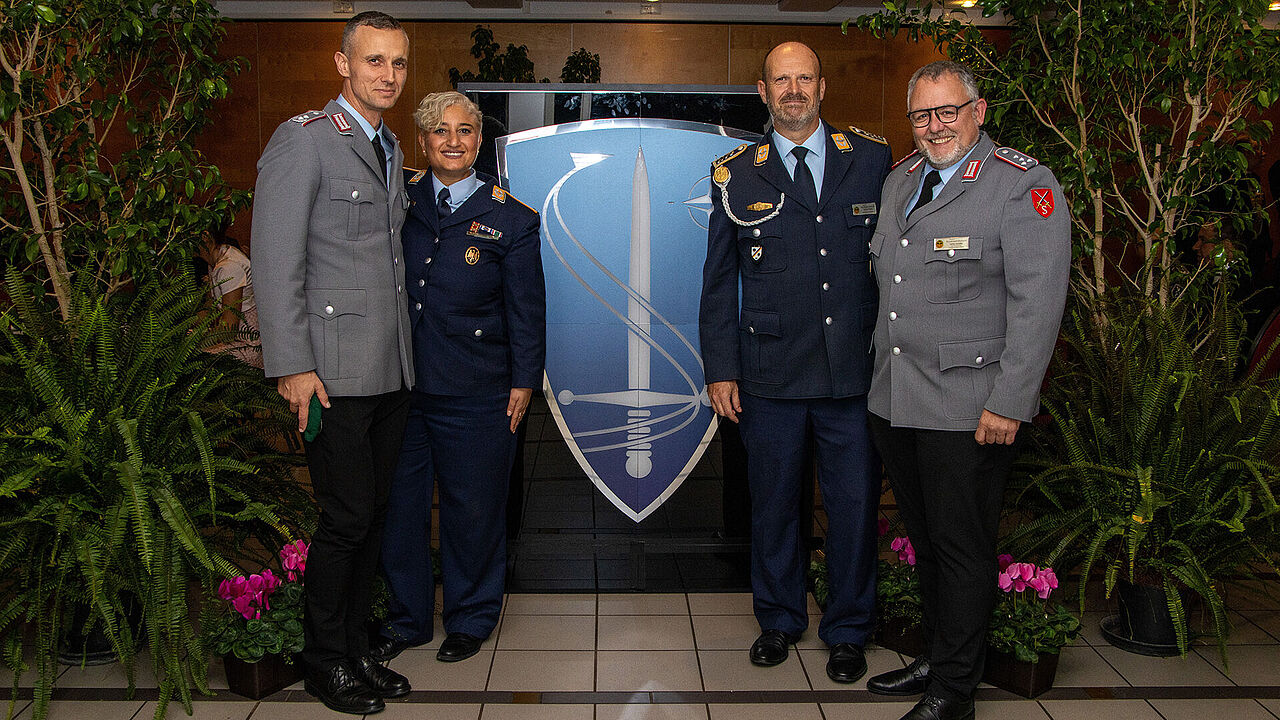 Der DBwV beim Empfang zur Feier der Deutschen Einheit: Oberstleutnant i.G Marcel Bohnert, Stellvertreter des Bundesvorsitzenden, Leutnant Hülya Süzen, Stellvertretende Vorsitzende Luftwaffe, Oberstabsfeldwebel Heiko Stotz, Vorsitzender Luftwaffe, und Stabshauptmann Heiko Schäfer, Bezirksvorsitzender. Foto: Jeffrey Hess 