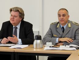 Der verkehrspolitische Sprecher der CDU-Landtagsfraktion, Klaus Voussem (l.), mit dem Ersten Stellvertreter des DBwV-Bundesvorsitzenden, Jürgen Görlich Foto: DBwV