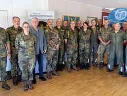 Der neu gewählte Vorstand der Standortkameradschaft Laage mit dem Bezirksvorsitzenden des Bezirkes Mecklenburg-Vorpommer, Hauptmann Marko Germer(1. vl) sowie den Gästen aus Wittmund. Foto: Jörg Rösle
