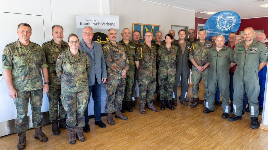Der neu gewählte Vorstand der Standortkameradschaft Laage mit dem Bezirksvorsitzenden des Bezirkes Mecklenburg-Vorpommer, Hauptmann Marko Germer(1. vl) sowie den Gästen aus Wittmund. Foto: Jörg Rösle