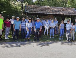 Vorsitzender Rother (ganz links) mit der Wandergruppe vor dem Dinosaurierstein Külsheim. Foto: Carina Rother