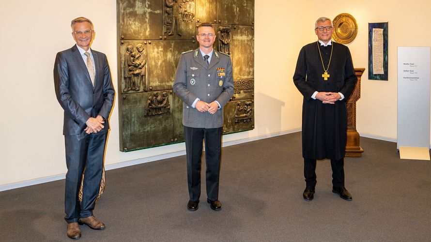 Militärgeneraldekan Matthias Heimer, Oberstleutnant André Wüstner und Militärbischof Dr. Bernhard Felmberg (v.l.n.r.). Foto: Evangelisches Kirchenamt für die Bundeswehr