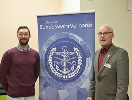 Vorsitzender Oberstabsfeldwebel a.D. Hubert Lehmann (rechts) dankte Tizian Konhäuser von der Compass Pflegeberatung für den informativen Vortrag. Foto: Anja Lehmann         
