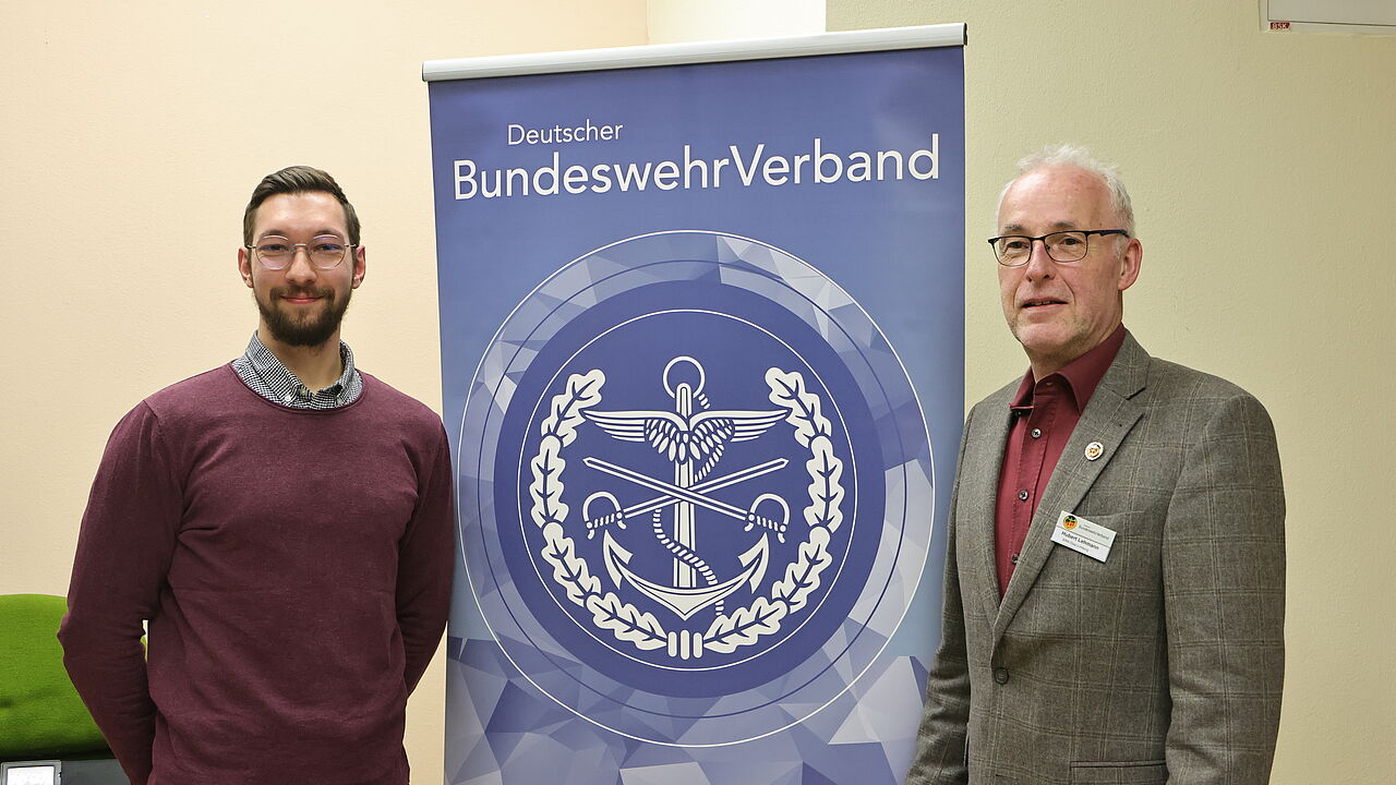 Vorsitzender Oberstabsfeldwebel a.D. Hubert Lehmann (rechts) dankte Tizian Konhäuser von der Compass Pflegeberatung für den informativen Vortrag. Foto: Anja Lehmann         